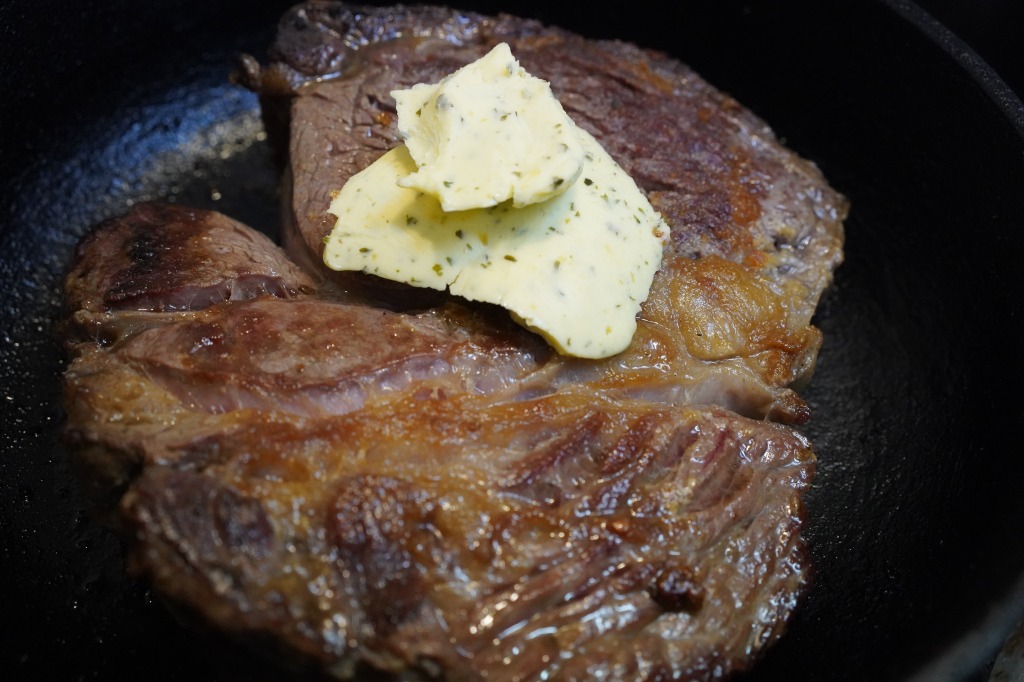 スーパーで売ってる厚切りアンガスビーフをステーキにしてガーリックマーガリンで食べる