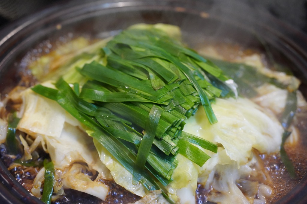 鶏とキャベツの黒鍋と、締めのカラヒグ麺