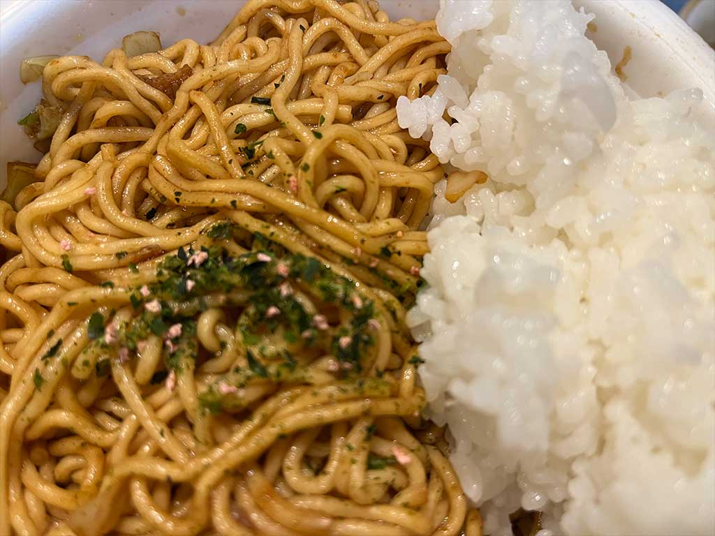 糖質過多を覚悟して食べる、日清焼そばU.F.O.ライス